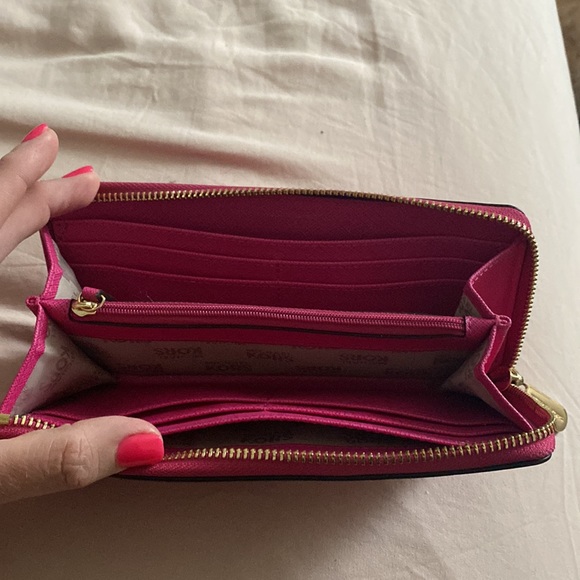 Brand new Michaels Kors wallet never used - Picture 2 of 3
